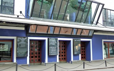 Әйелі ғашығының әтешін сорып алады, ал күйеуі оны артынан трахает етеді.